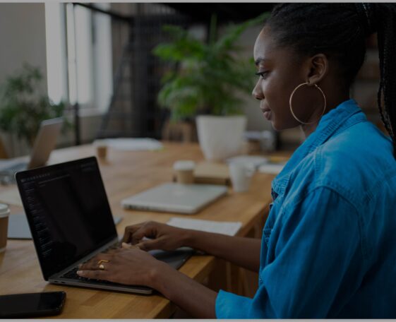 Femme en train de coder sur un ordinateur