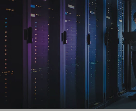 Vue d'un datacenter avec des rangées de serveurs et d'équipements de stockage
