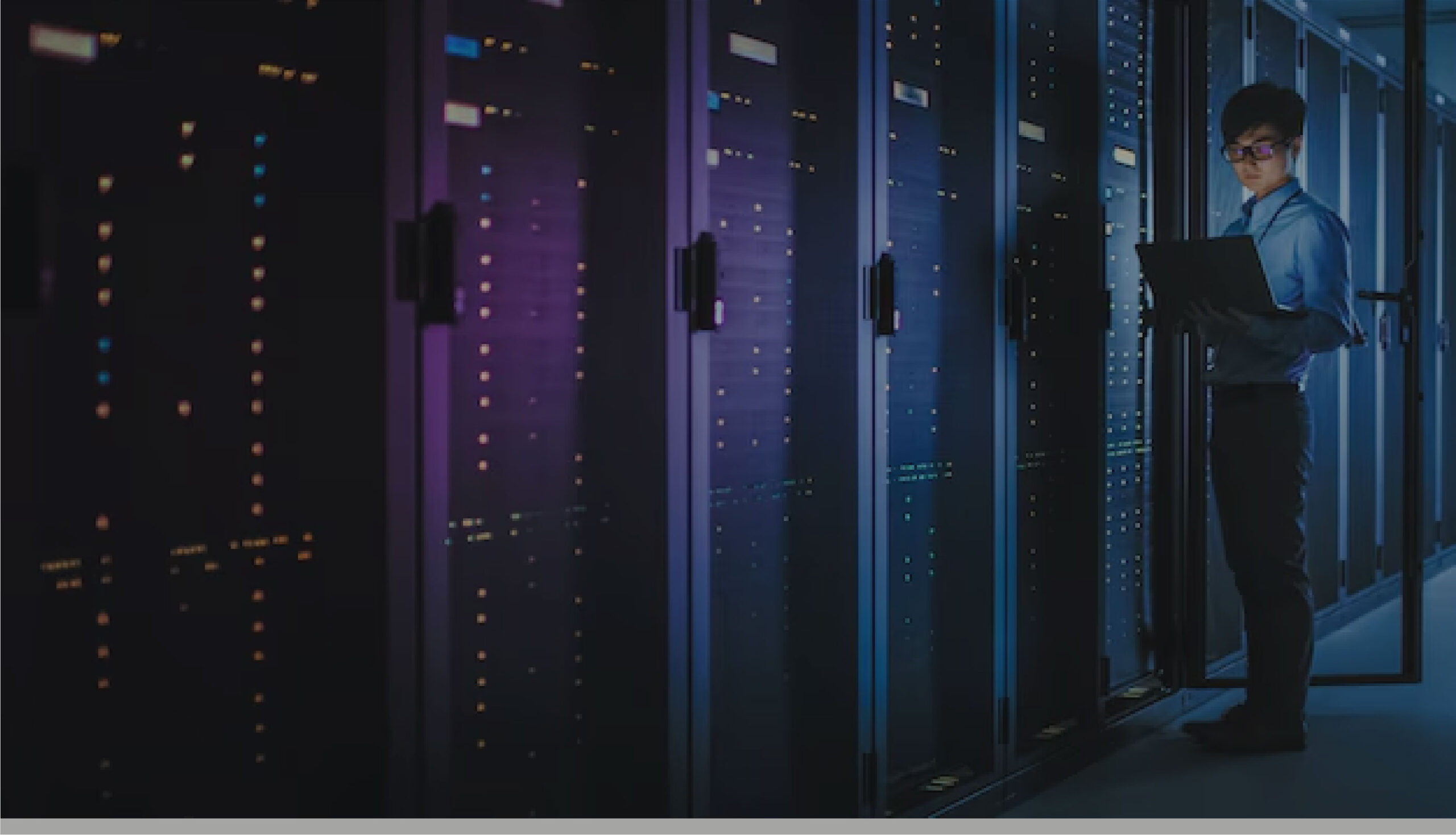 Datacenter Vue d'un datacenter avec des rangées de serveurs et d'équipements de stockage