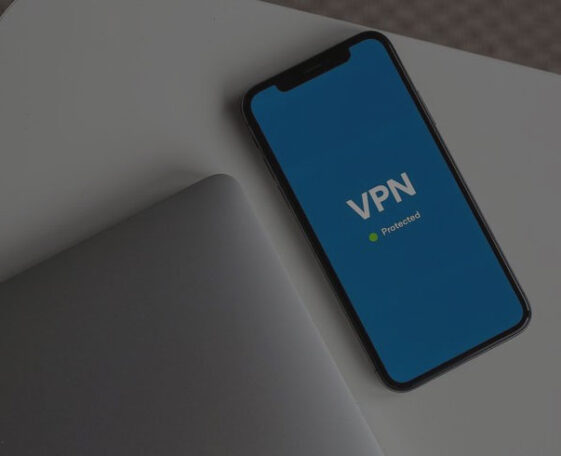 Téléphone avec un fond d'écran affichant le texte VPN