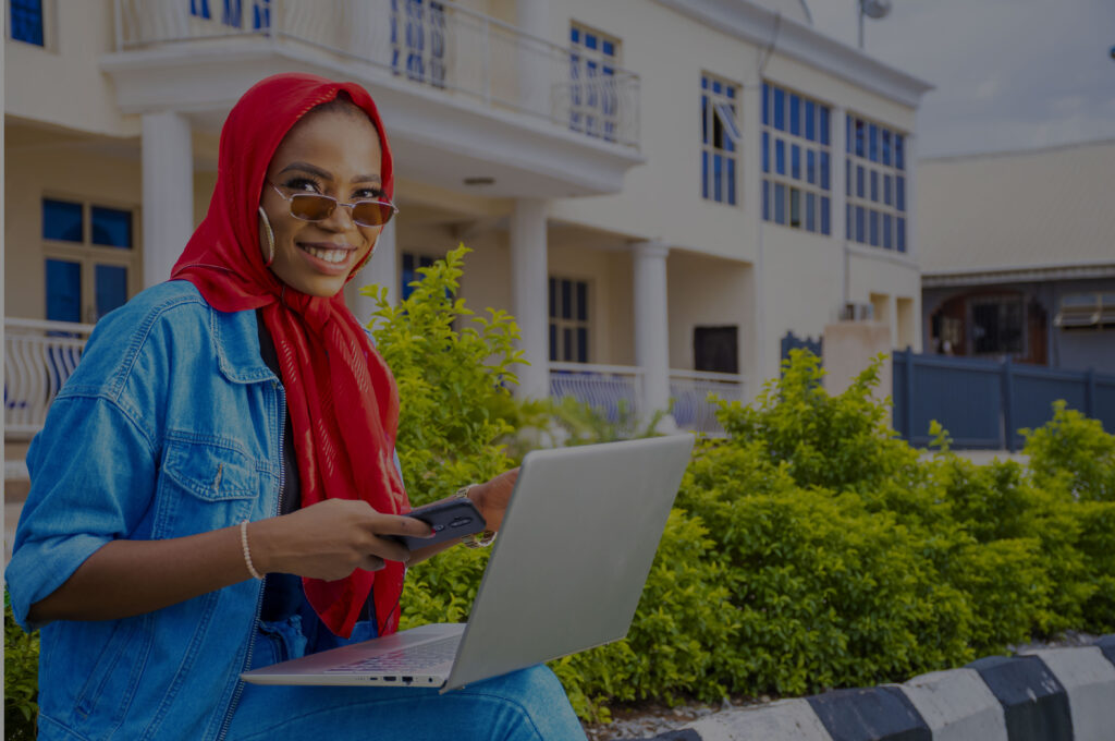 femme africaine entrain d'étudier sur son ordinateur portable